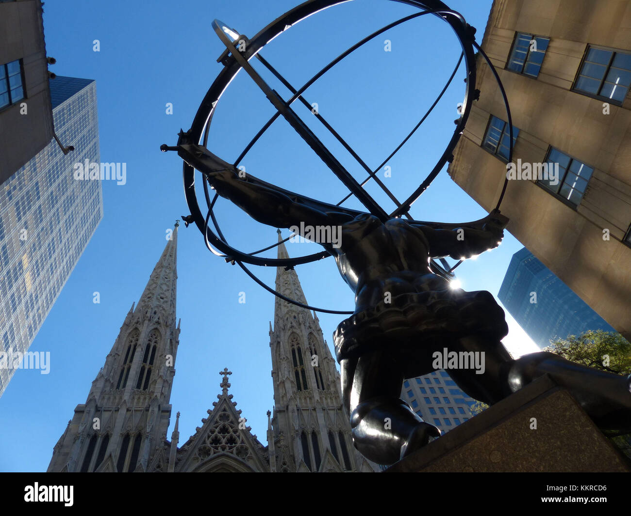 La estatua del Atlas que sostiene los cielos, delante del Rockefeller Center fue esculpida por Lee Lawrie y René Paul Chambellan. Es una escultura Art Deco que fue inaugurada en 1937. Está situado justo al otro lado de la Catedral de Saint Patrick Foto de stock