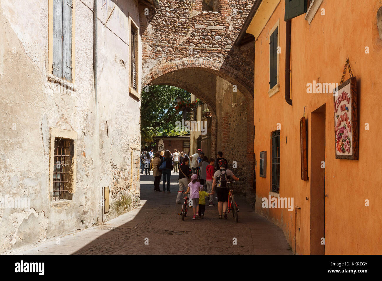 Peschiera del Garda, Italia. río Mincio. Foto de stock