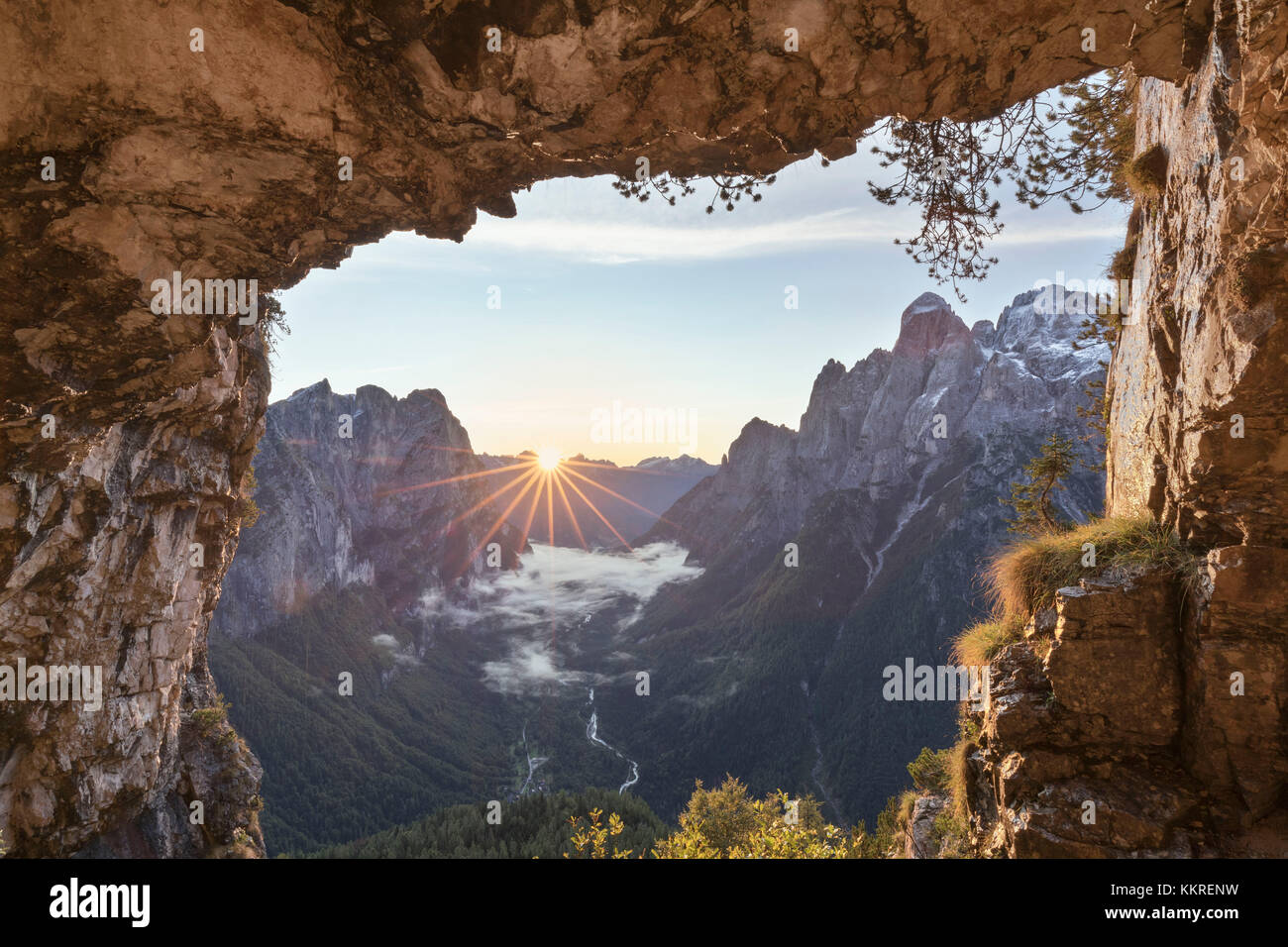 Italia, Veneto, Belluno, Agordino. Mirador de la legendaria cueva de San Lucano en el valle, Pale dei Balconi, Dolomitas Foto de stock