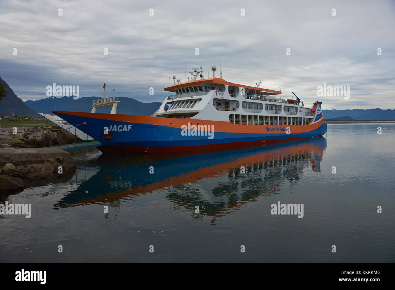 Ferry desembarcando vehículos y pasajeros en el pequeño pueblo de Chaitén  en la carretera austral en el sur de Chile Fotografía de stock - Alamy