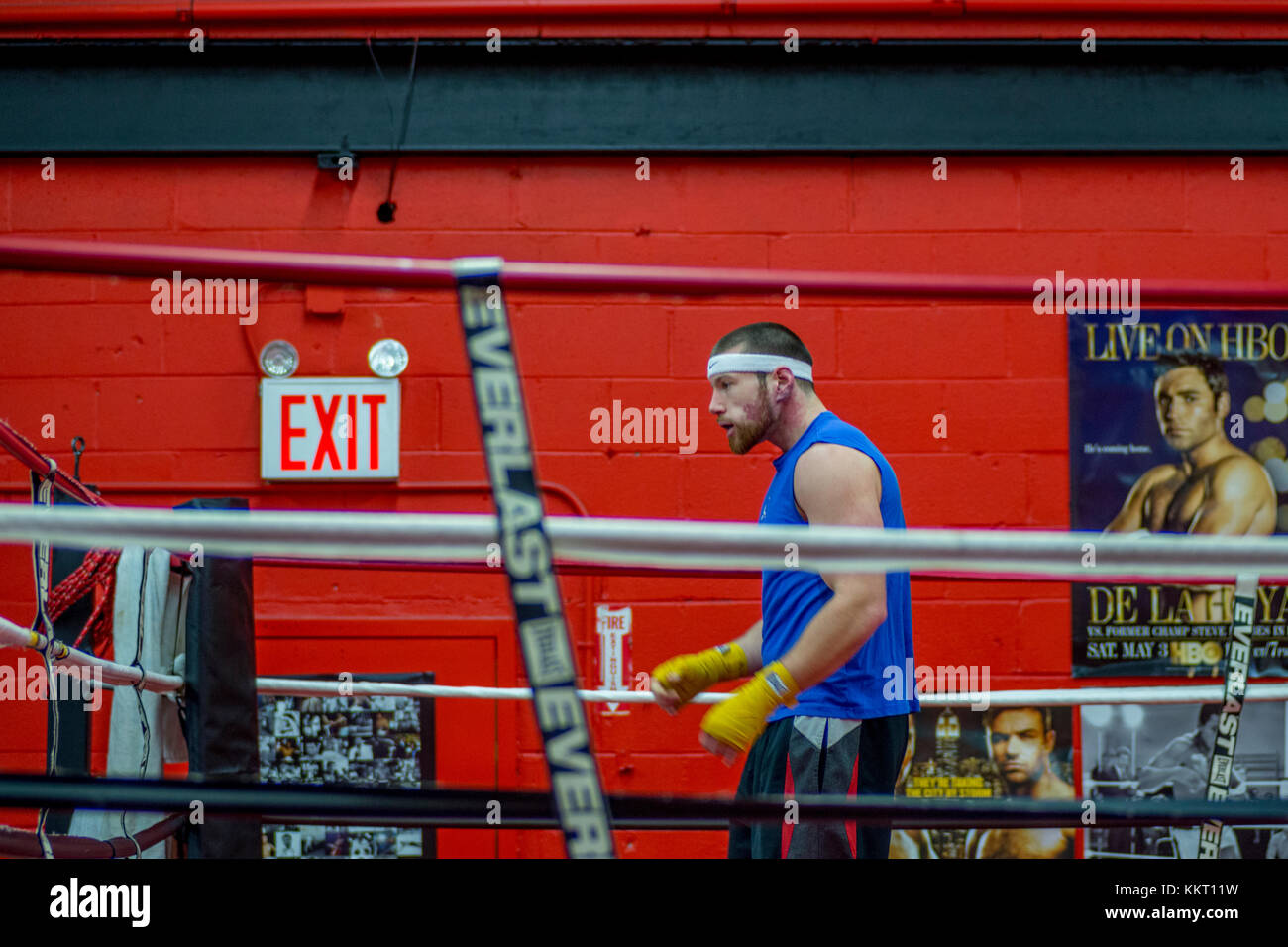 Un boxeador amateur en el anillo antes de una sesión de sparring. Foto de stock