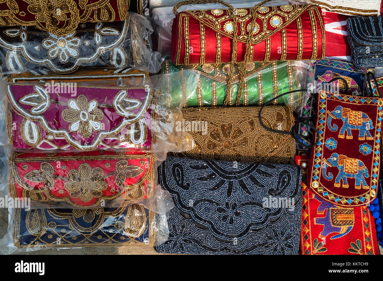 Gama de coloridos bolsos étnicos en el mercado indio Fotografía de stock -  Alamy