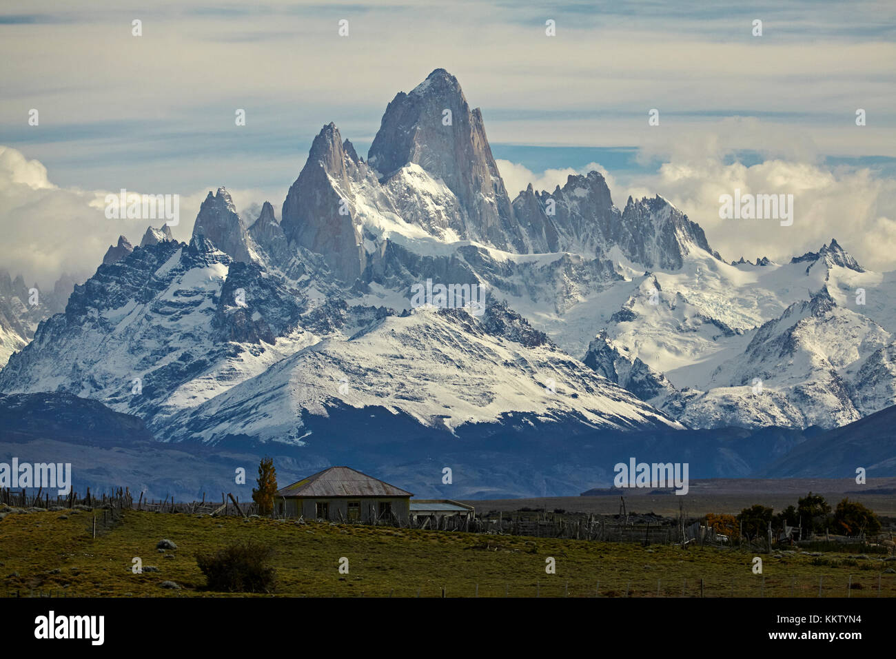 Monte Fitz Roy, Parque Nacional los Glaciares (Patrimonio de la Humanidad), y casa de campo, Patagonia, Argentina, Sudamérica Foto de stock
