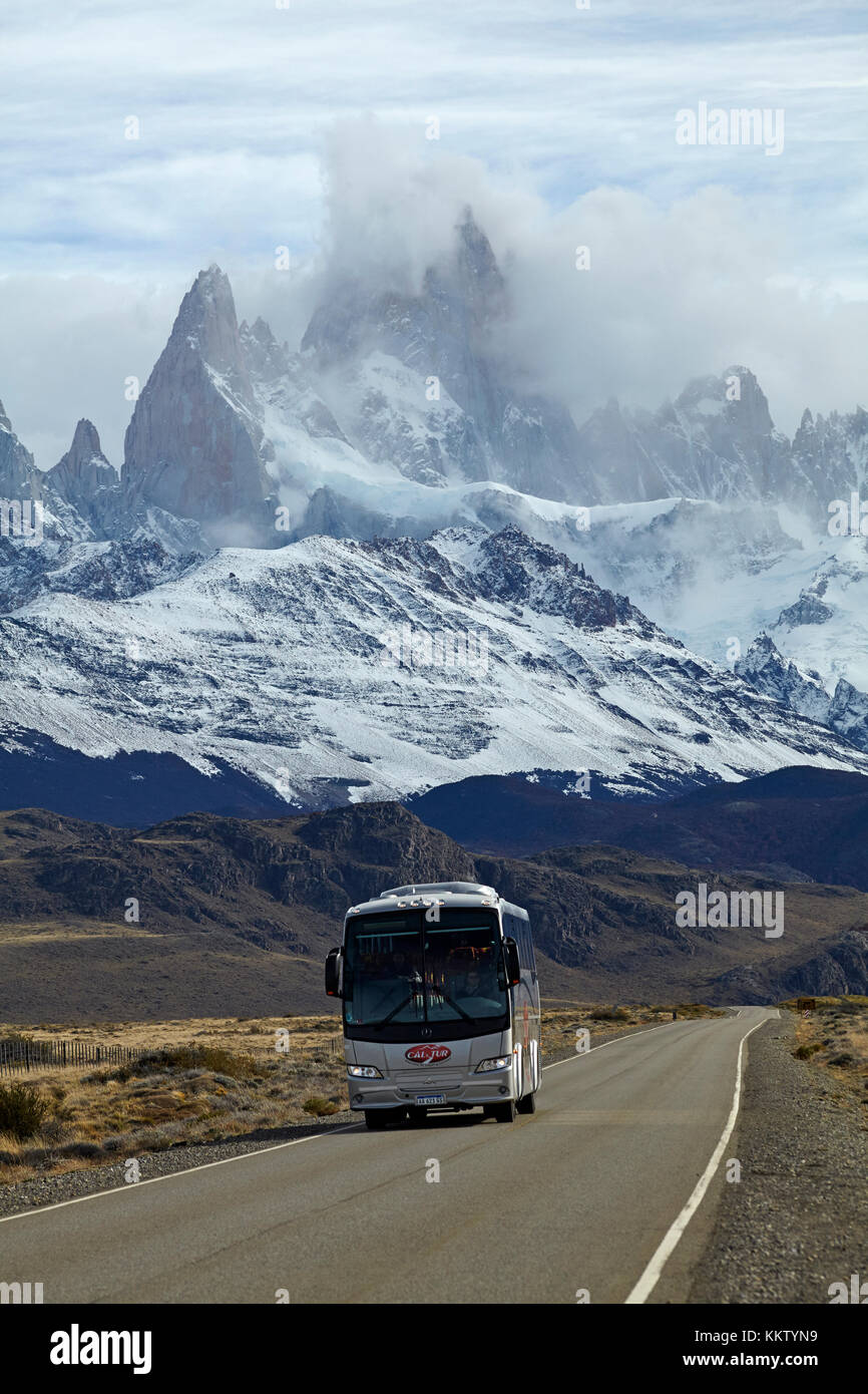 Monte Fitz Roy, Parque Nacional los Glaciares (Patrimonio de la Humanidad), y autobús en carretera desde el Chalten, Patagonia, Argentina, Sudamérica Foto de stock
