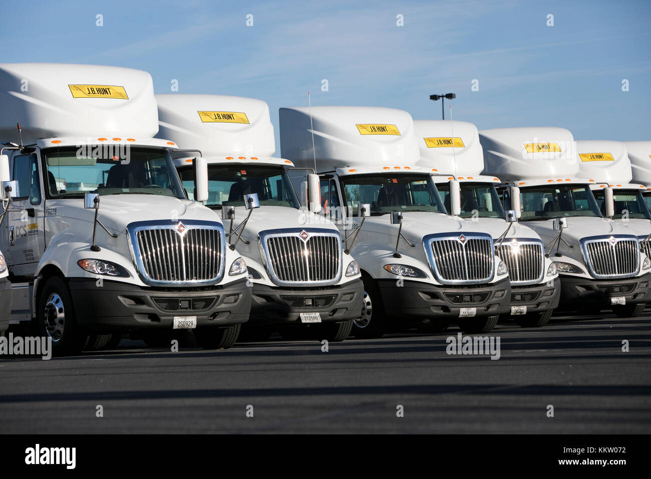 J. B. Hunt Transport Services, Inc., el logo de los vehículos semi-camiones en Winchester, Virginia el 26 de noviembre de 2017. Foto de stock