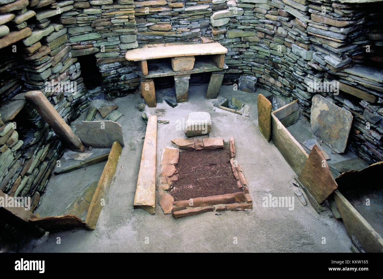 Skara Brae Stone Age village 3100 BC, Bahía de Skaill, Continental, Orkney, Escocia. Interior de una casa, caja camas, chimenea y armarios. Foto de stock