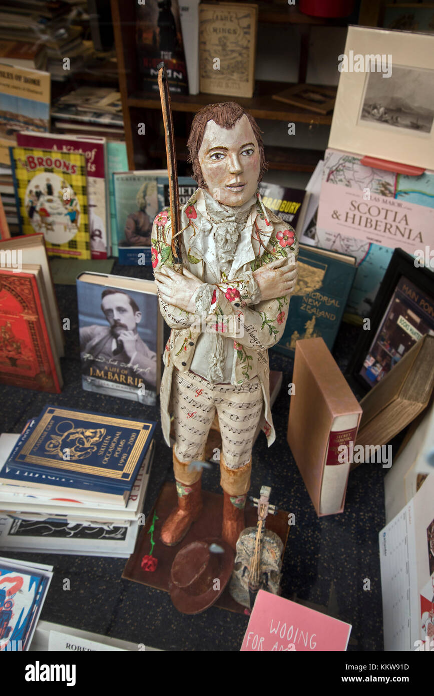 Modelo del poeta escocés Robert Burns en la viuda de una librería de segunda mano en Edimburgo, Escocia, Reino Unido. Foto de stock