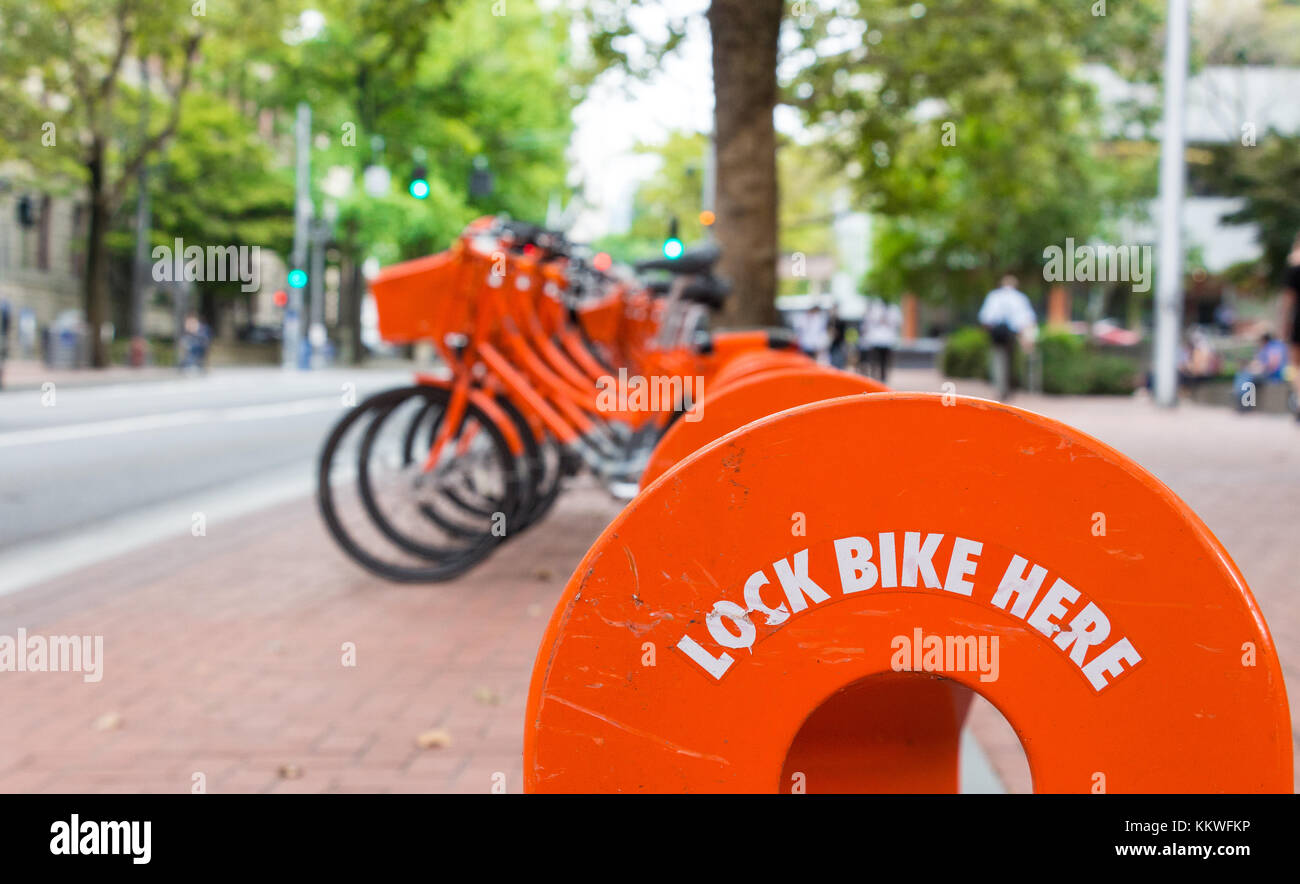 Portland, Oregon, USA - septiembre 8th, 2017: el lugar de bloqueo en una estación de alquiler bicicletas nike biketown en Portland. Foto de stock