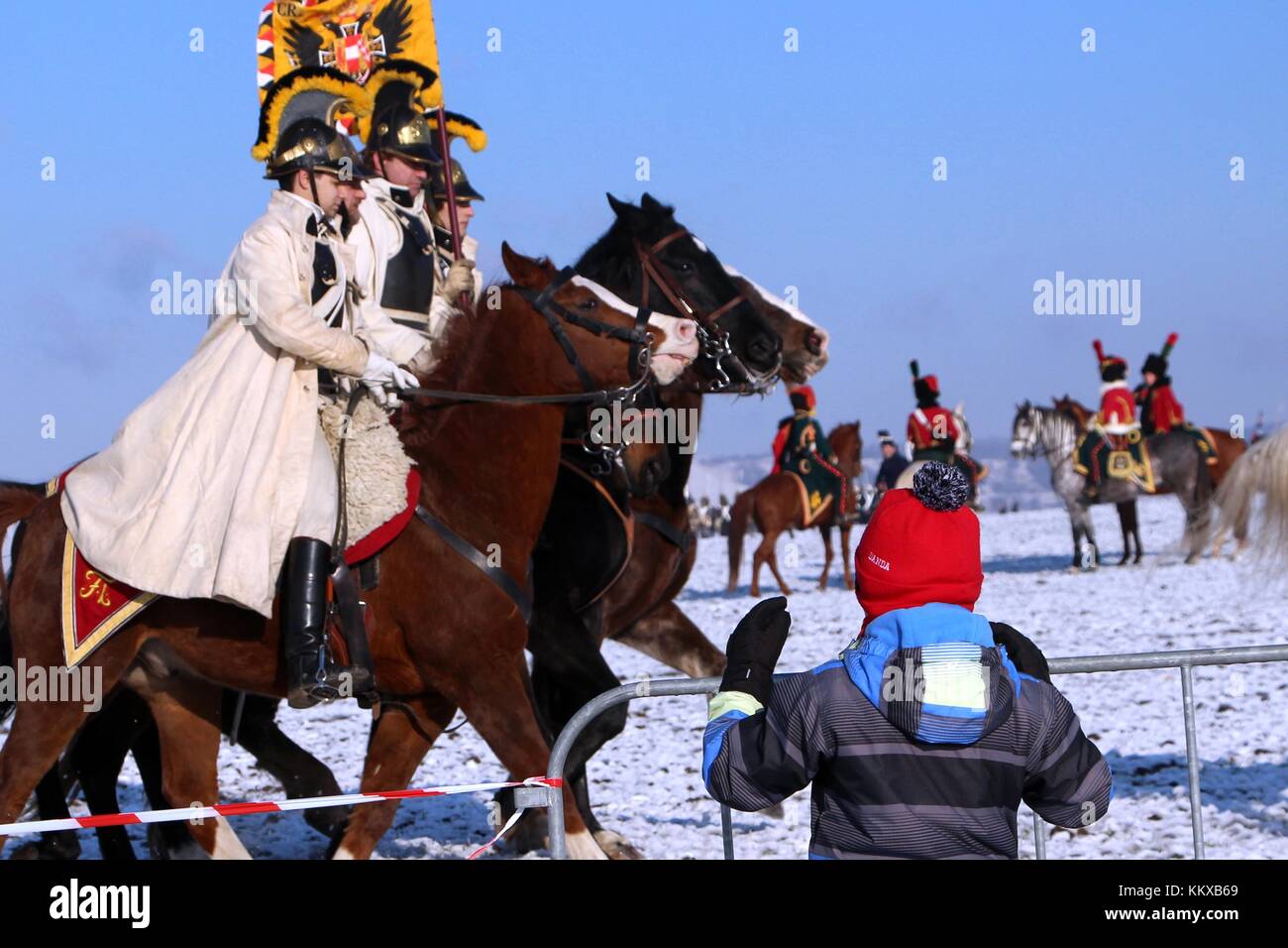 Tvarozna, República Checa. 2 de diciembre, 2017. Un niño relojes militares montados recreacions retratando la caballería austríaca que participan en la recreación de la batalla de Austerlitz. la recreación, escenificada en 212º aniversario de la batalla, se produjo cerca del sitio del campo de batalla original en tvarozna, República Checa y participaron aproximadamente 1.000 participantes procedentes de varias naciones. Crédito: Toby scott/alamy live news. Foto de stock