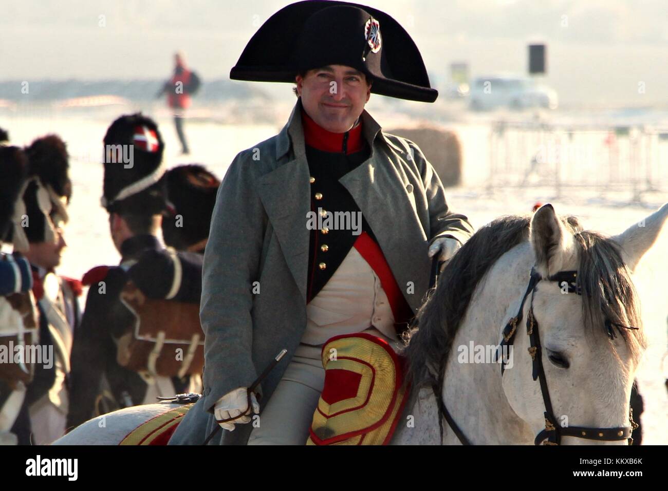 Tvarozna, República Checa. 2 de diciembre, 2017. El actor norteamericano Mark Schneider retrata a Napoleón Bonaparte, emperador de los franceses, durante la recreación de la batalla de Austerlitz 1805. Las representaciones, escenificada en 212º aniversario de la batalla, se produjo cerca del sitio del campo de batalla original en tvarozna, República Checa y participaron aproximadamente 1.000 participantes procedentes de varias naciones. Crédito: Toby scott/alamy live news. Foto de stock