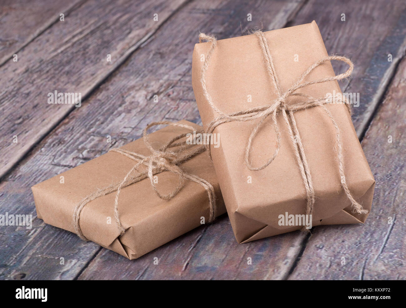 regalo de cumpleaños hombre regalo obsequio papel envuelto Fotografía de  stock - Alamy