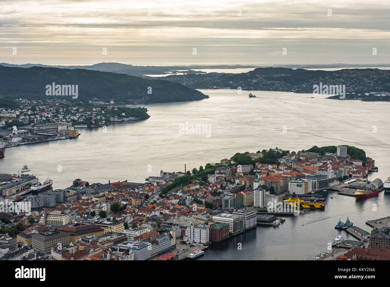 Aeral vista de la pintoresca ciudad de Bergen, Noruega Foto de stock