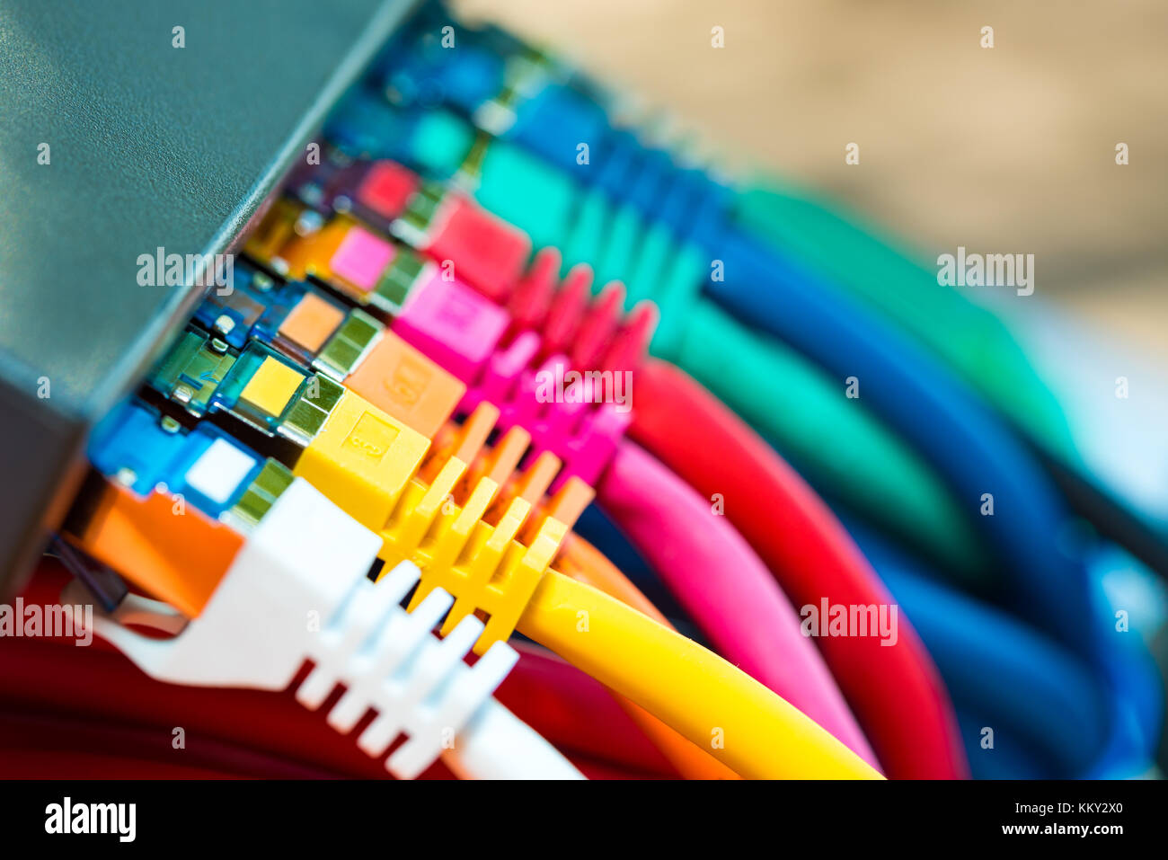 Coloridos cables de red conectados a un conmutador Foto de stock