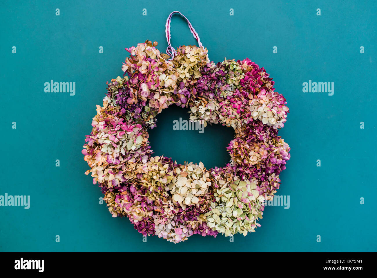 Still life, decoración otoñal, corona con Hydrangea Las flores Foto de stock