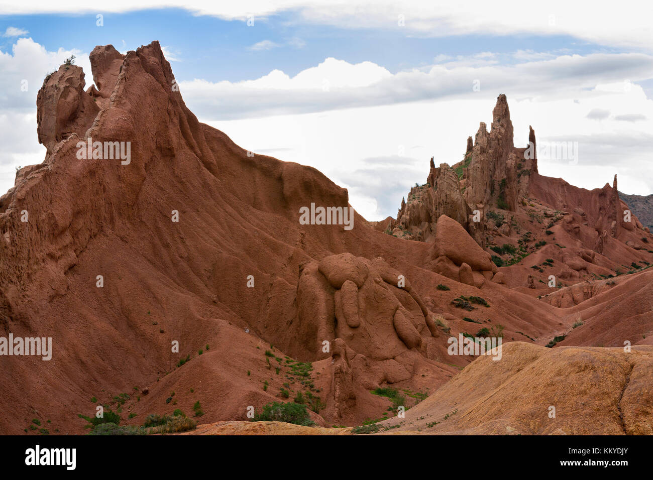 Formaciones de roca roja conocido como castillo de cuento de hadas, en kaji decir, Kirguistán, Foto de stock