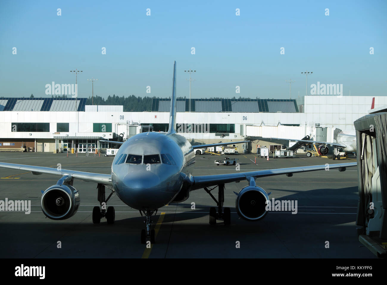 Un avión preparándose para volar esperando en el asfalto en el Aeropuerto de Portland PDX Portland Oregon USA KATHY DEWITT Foto de stock