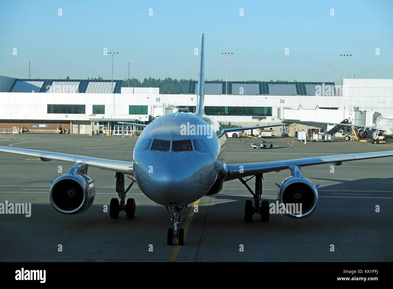 Un avión listo para volar esperando asfalto en Portland Airport PDX en Portland, Oregón, EE.UU. Kathy DEWITT Foto de stock