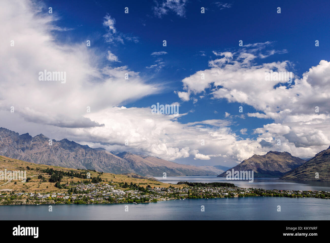 Las nubes encima de Queenstown, la Región de Otago, Nueva Zelanda. Foto de stock