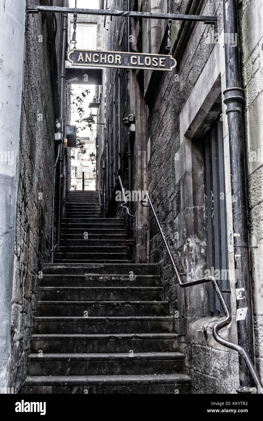 Vista a lo largo de tradicional Anchor Close en Edimburgo Old Town Scotland, Reino Unido Foto de stock