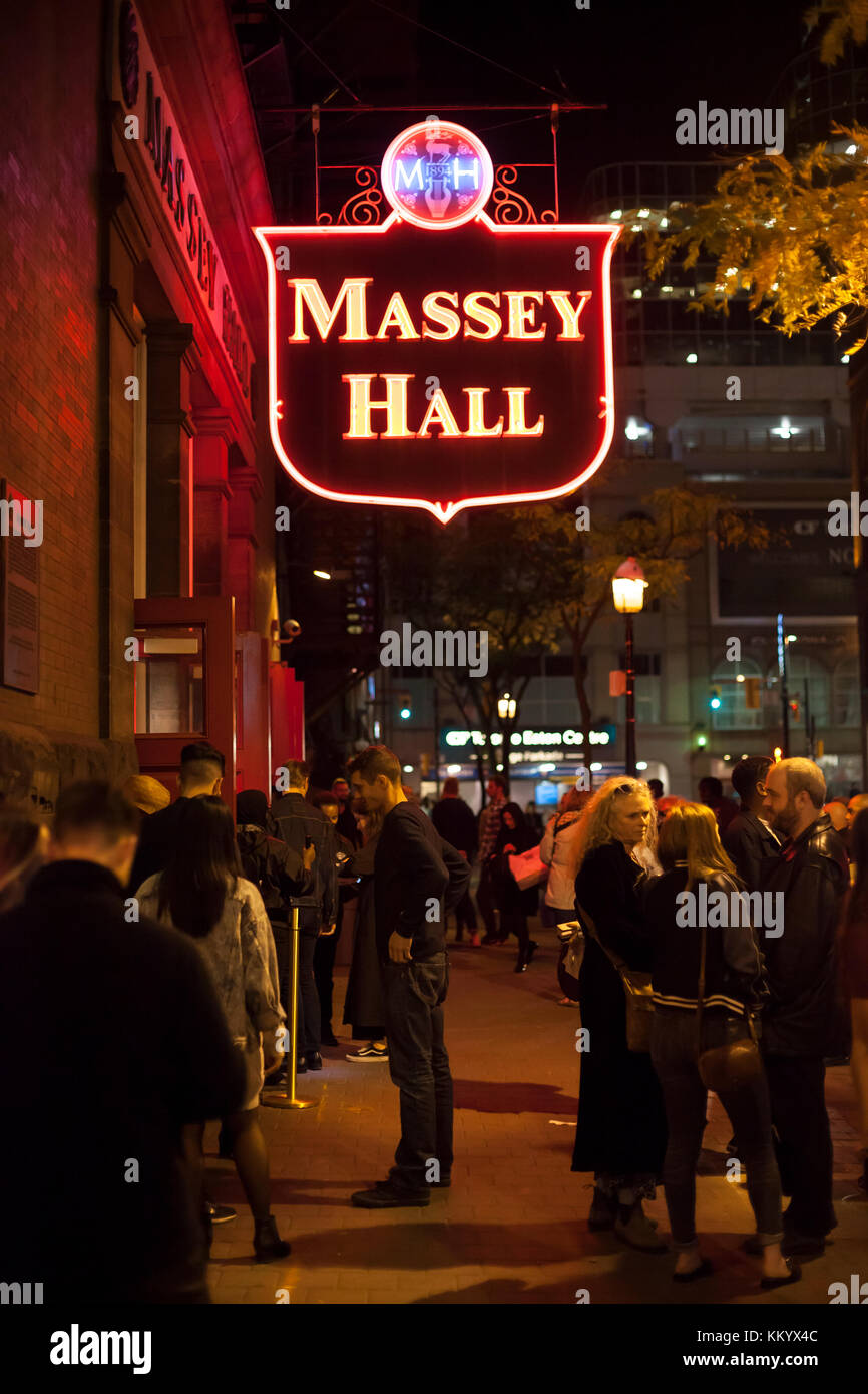 Toronto, Canada - oct 21, 2017: el exterior de las artes escénicas teatro Massey Hall, en la ciudad de Toronto. Foto de stock