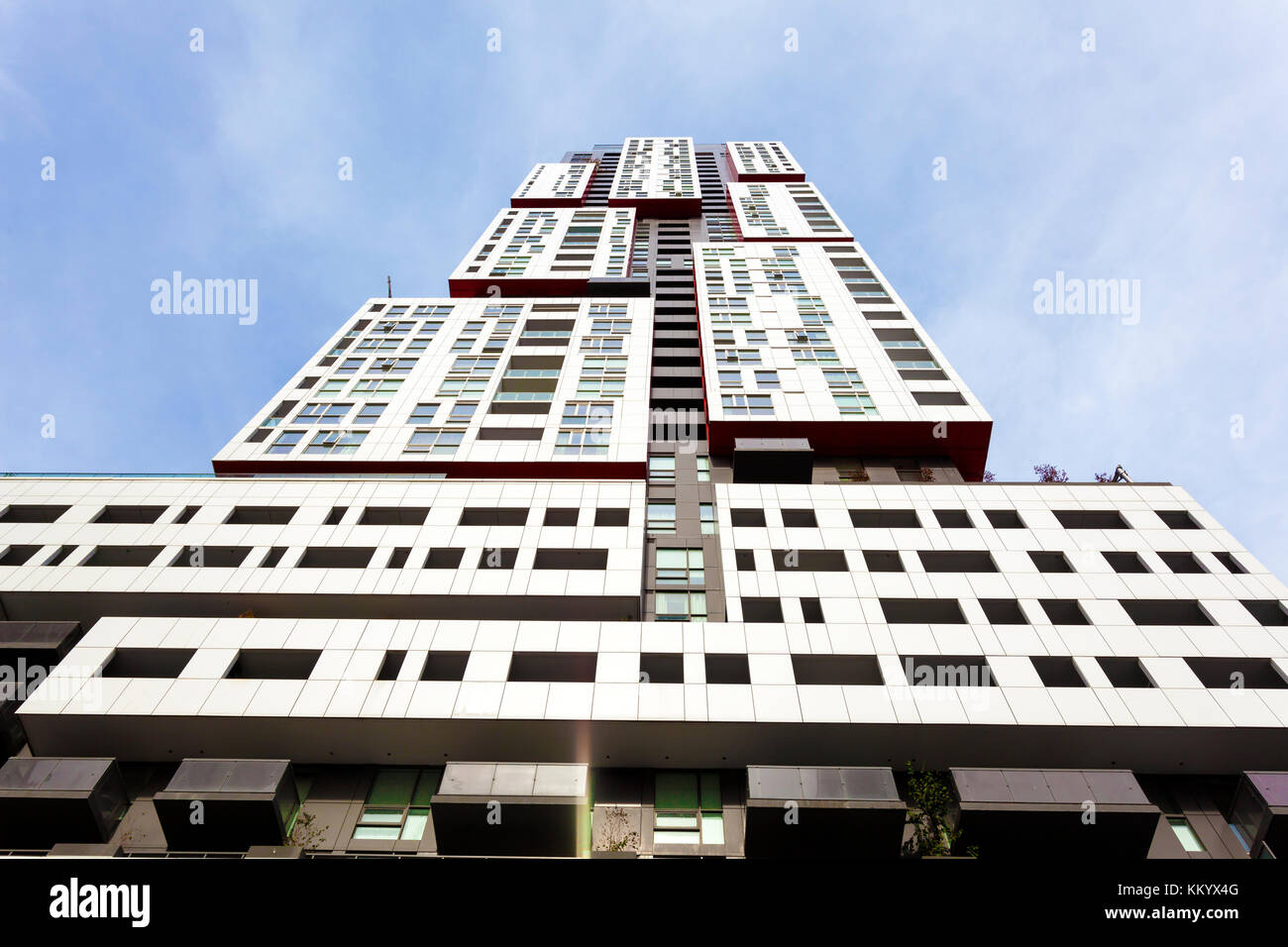 Alto edificio residencial contemporáneo en la ciudad Foto de stock