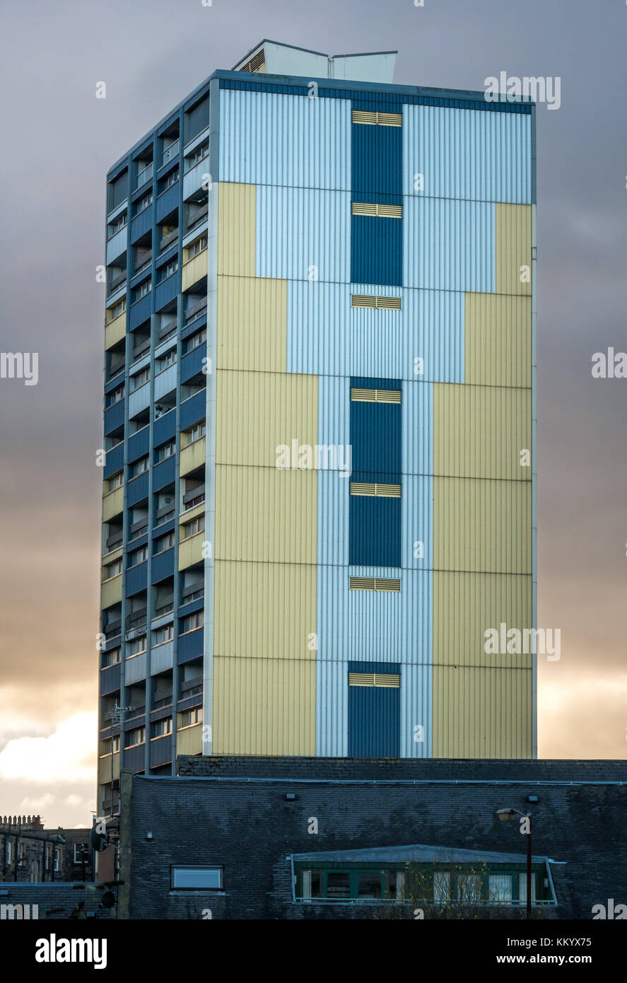 Consejo flats, bloques de torre de vivienda social, Couper Street, contra el oscuro cielo nublado, Leith, Edimburgo, Escocia, Reino Unido Foto de stock