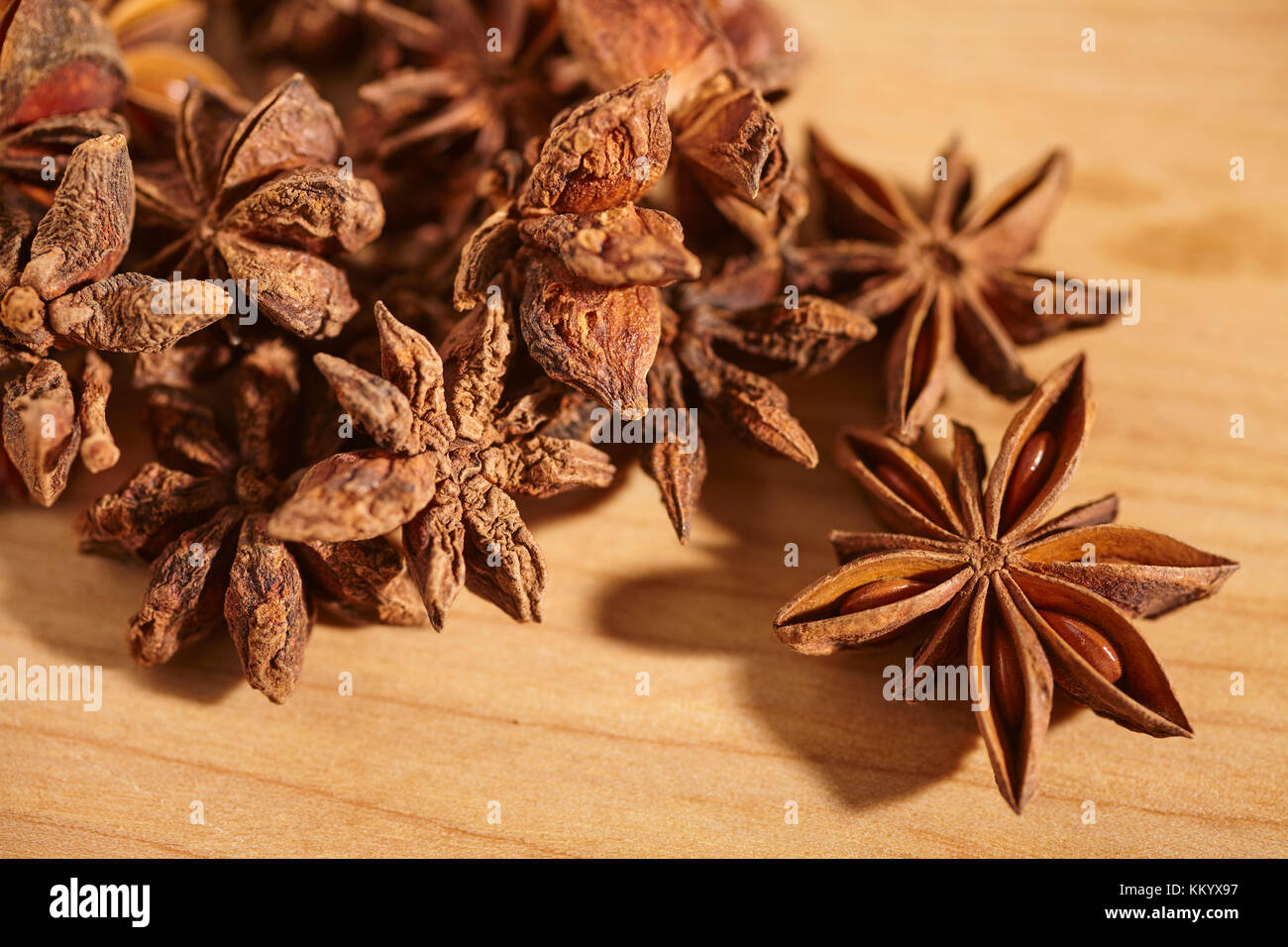 Todo el anís estrellado, una típica especia en muchos platos y la cocina del sur de Asia Foto de stock