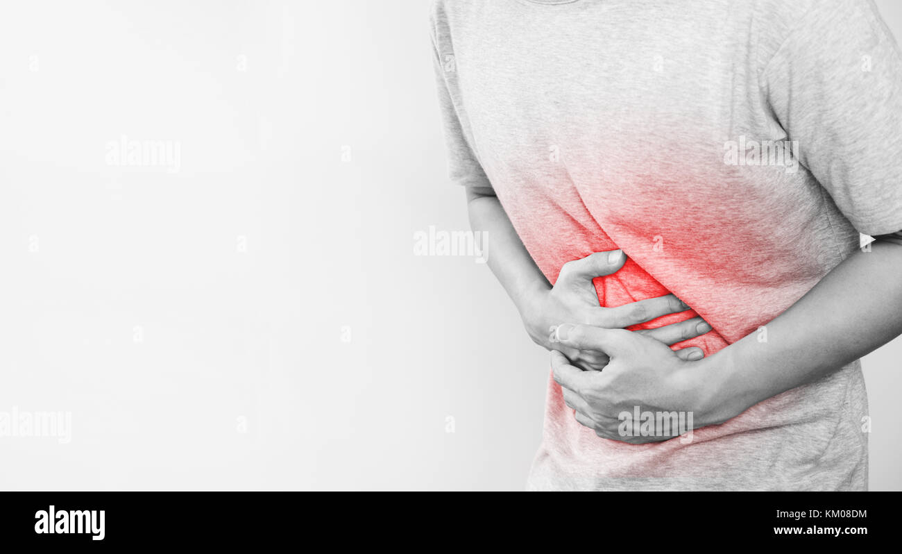 Un hombre tocando su estómago, resaltado rojo concepto de dolor de estómago y demás enfermedades estomacales Foto de stock