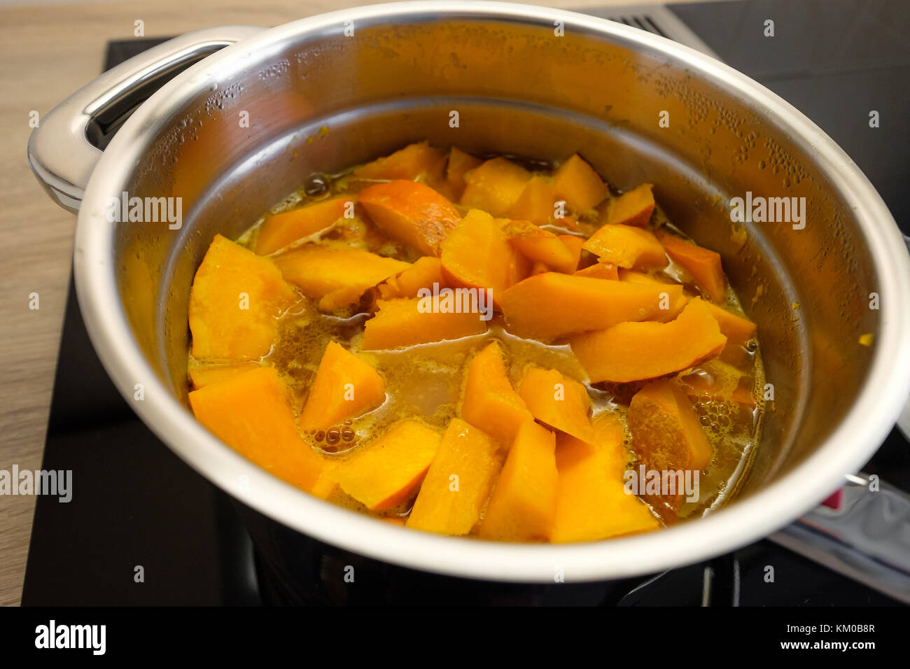 Naranja Calabaza Hokkaido en una olla cocción al vapor Fotografía de stock  - Alamy