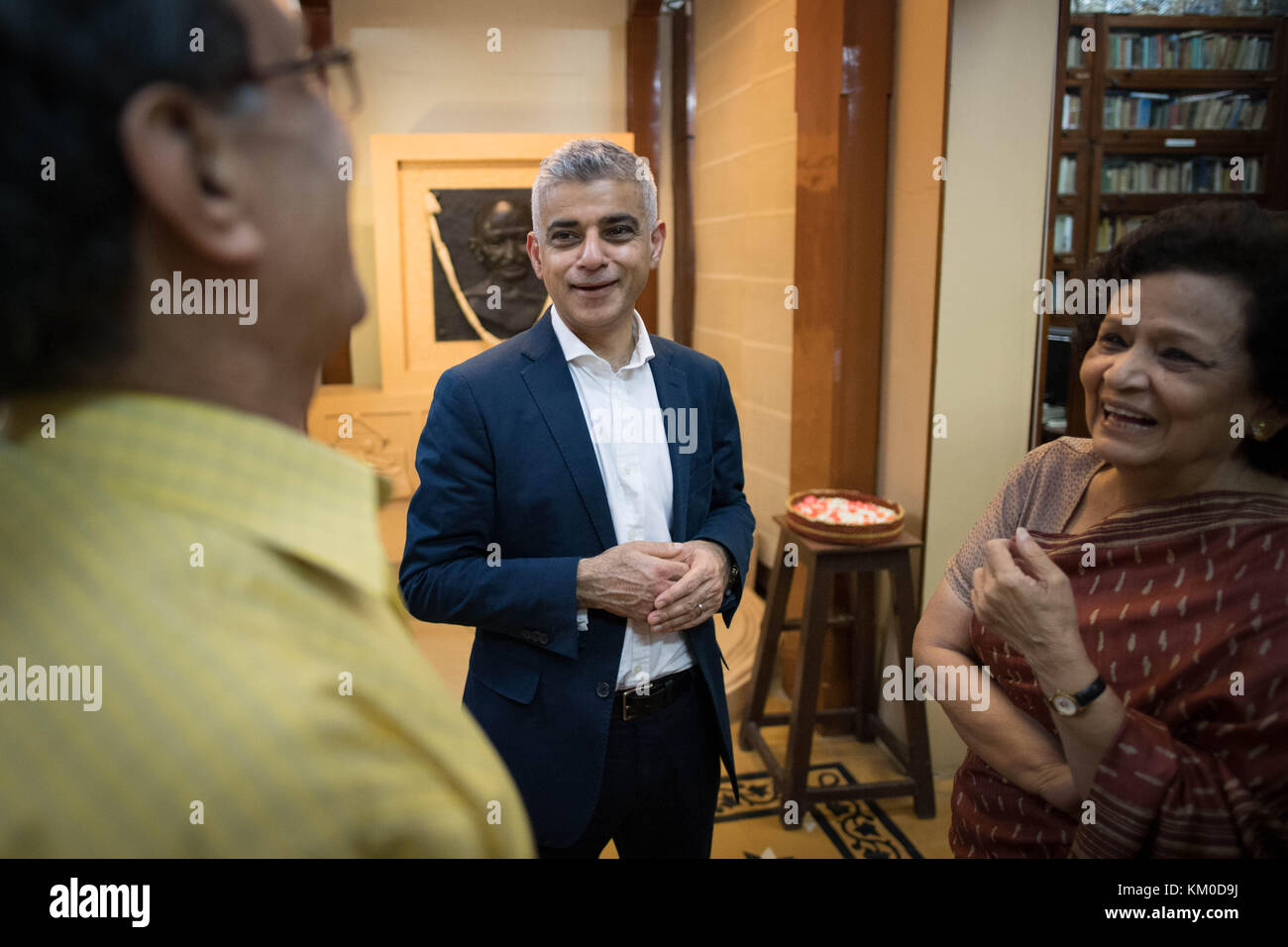 Alcalde de Londres Sadiq Khan visita Mani Bhavan, residencia de Mahatma Ghandi en Mumbai, India. Foto de stock