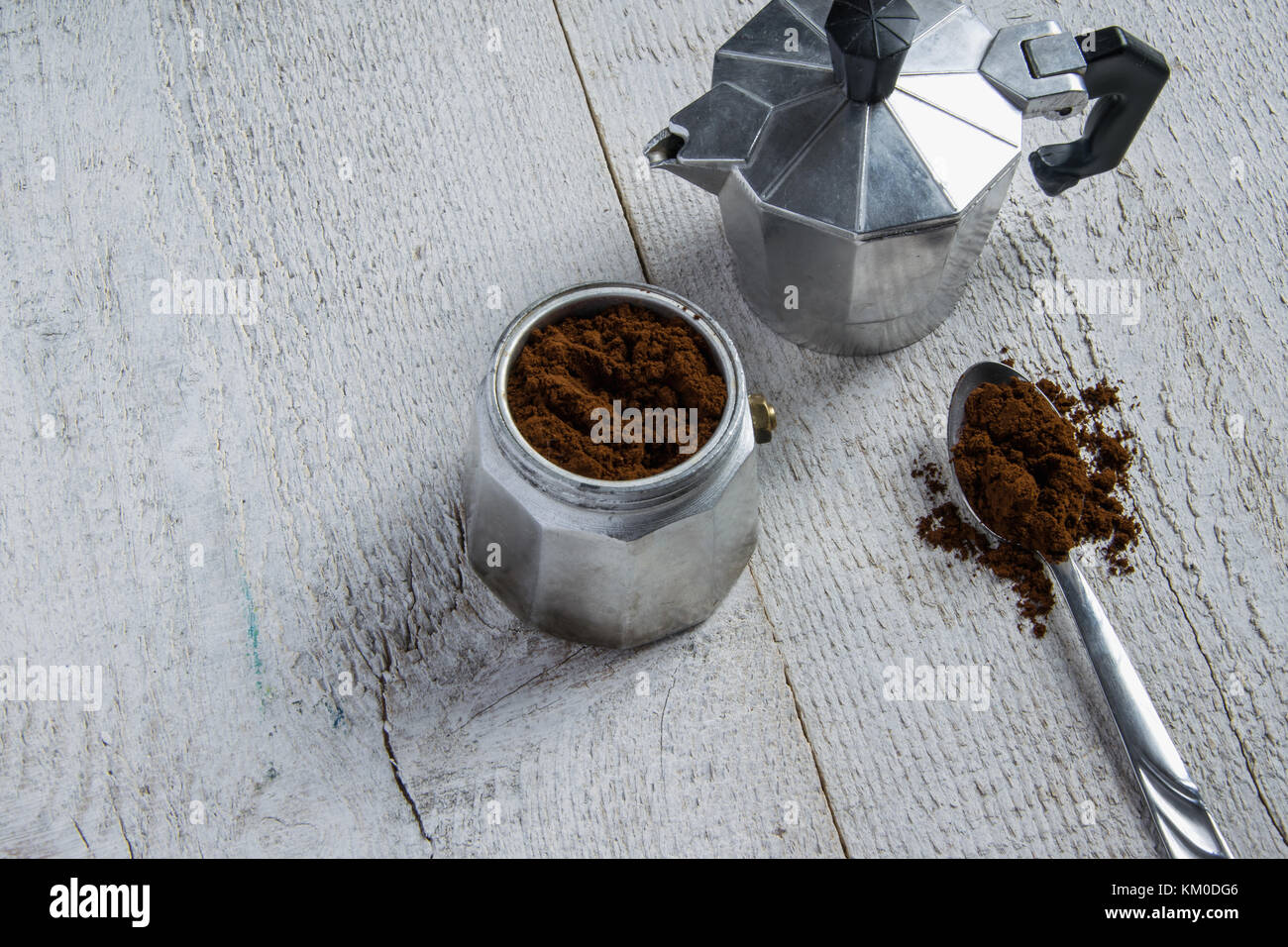 Cafetera italiana con café molido Fotografía de stock - Alamy