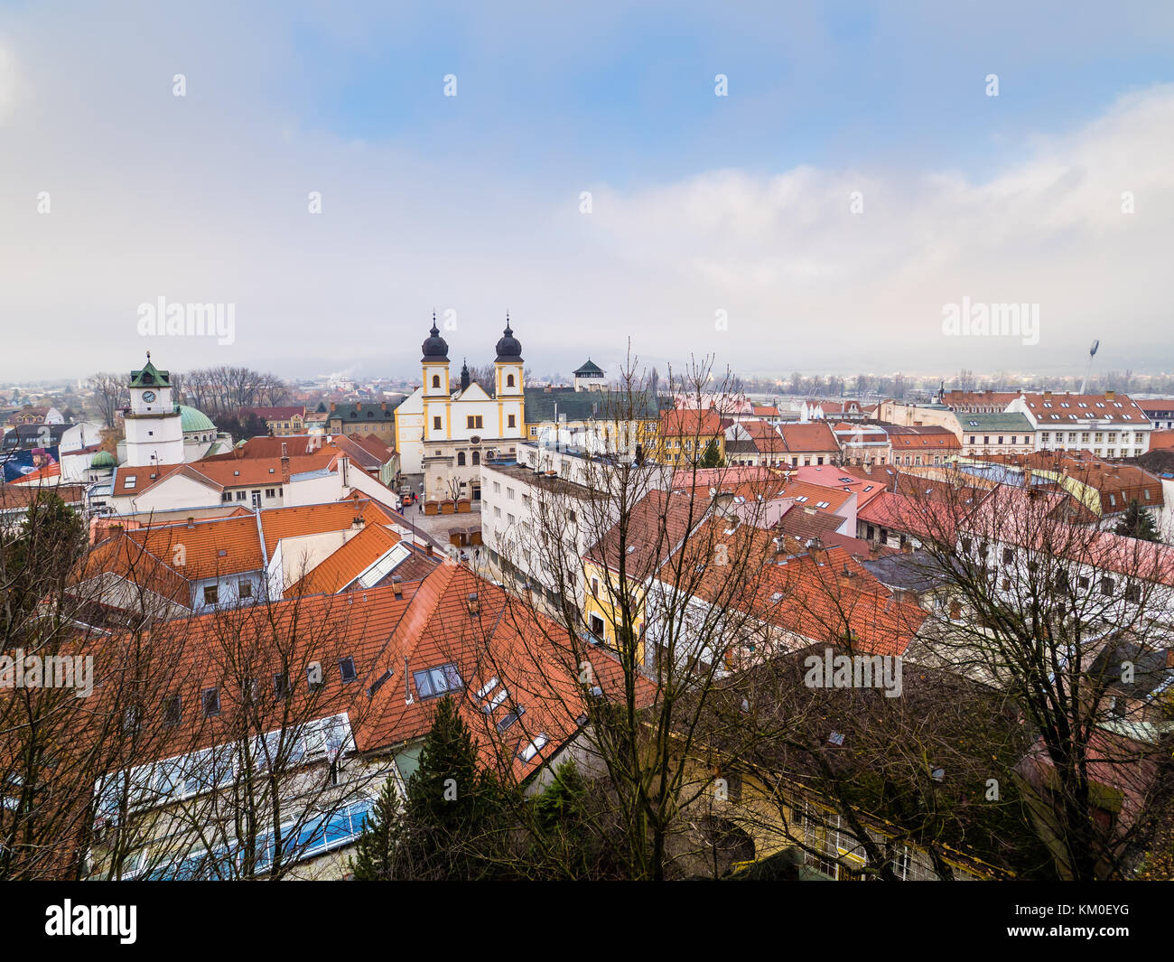 Vista de la ciudad de trencin desde la colina del castillo, Eslovaquia Foto de stock