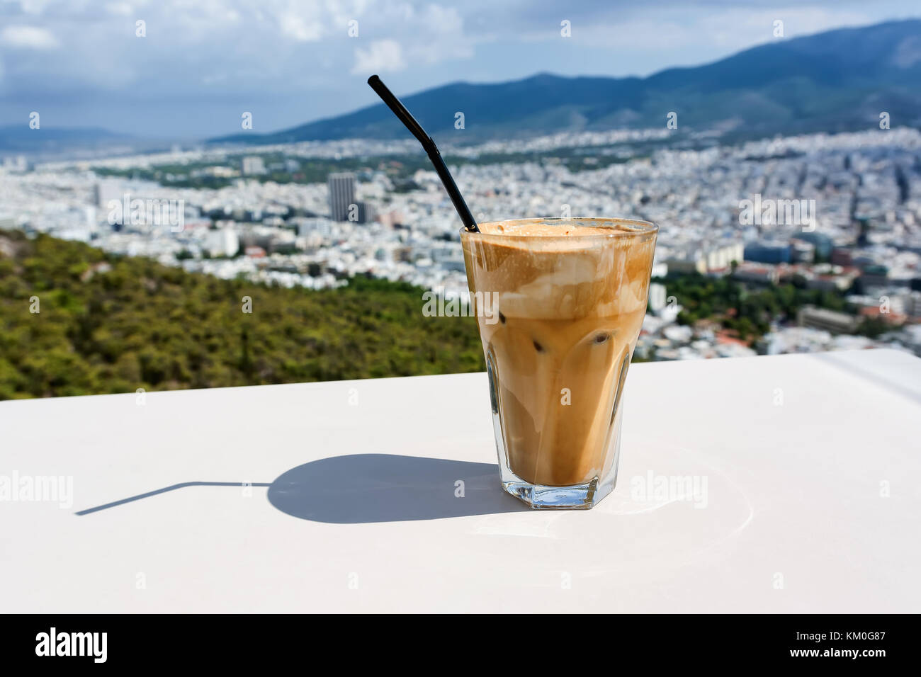 Hielo frappé café y vistas de la ciudad de Atenas para el fondo