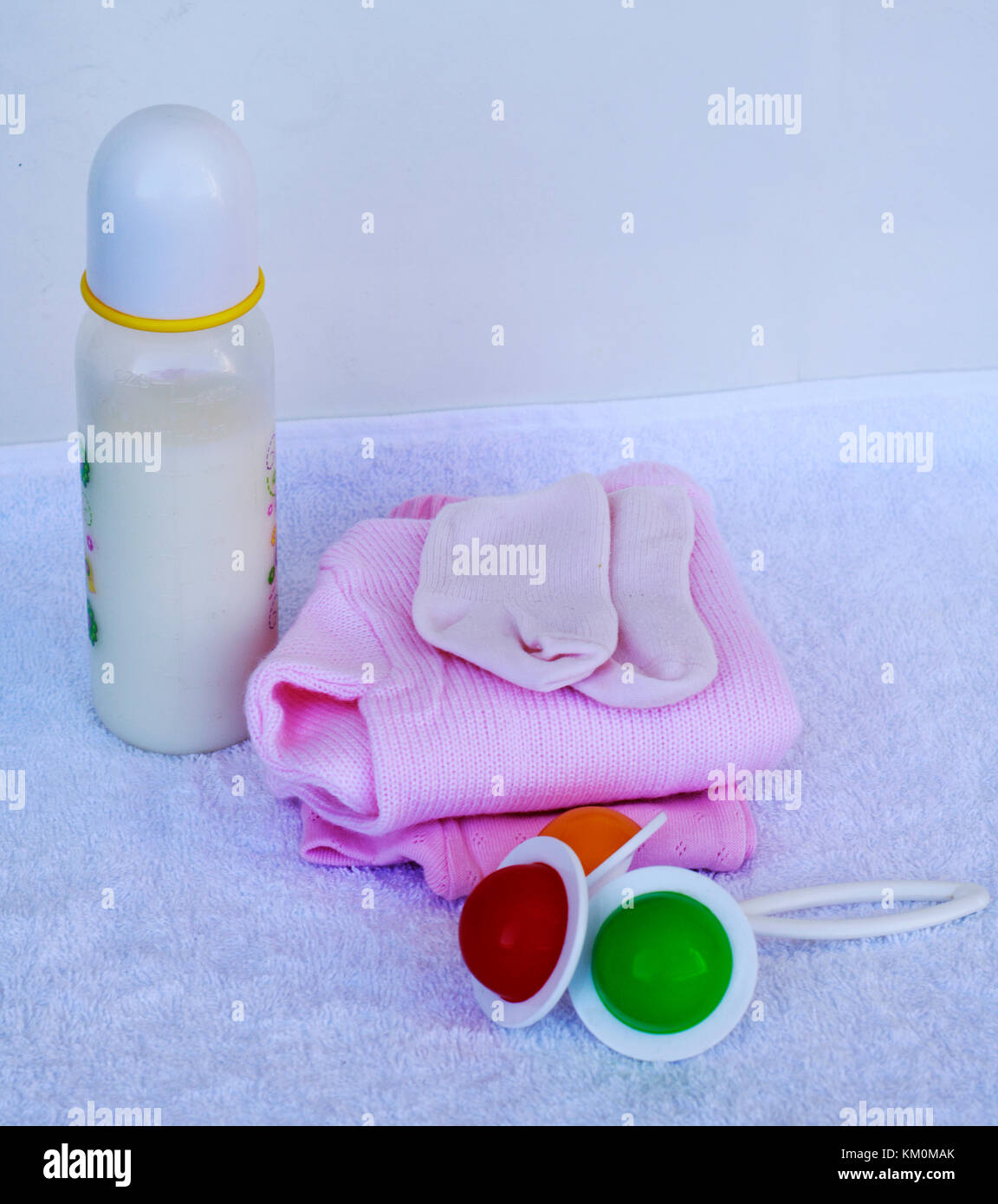 Juego de moda ropa de moda y cosas de niños para bebé niña. Leche para bebé,  juguetes, chupete, ropa y calcetines sobre fondo blanco Fotografía de stock  - Alamy