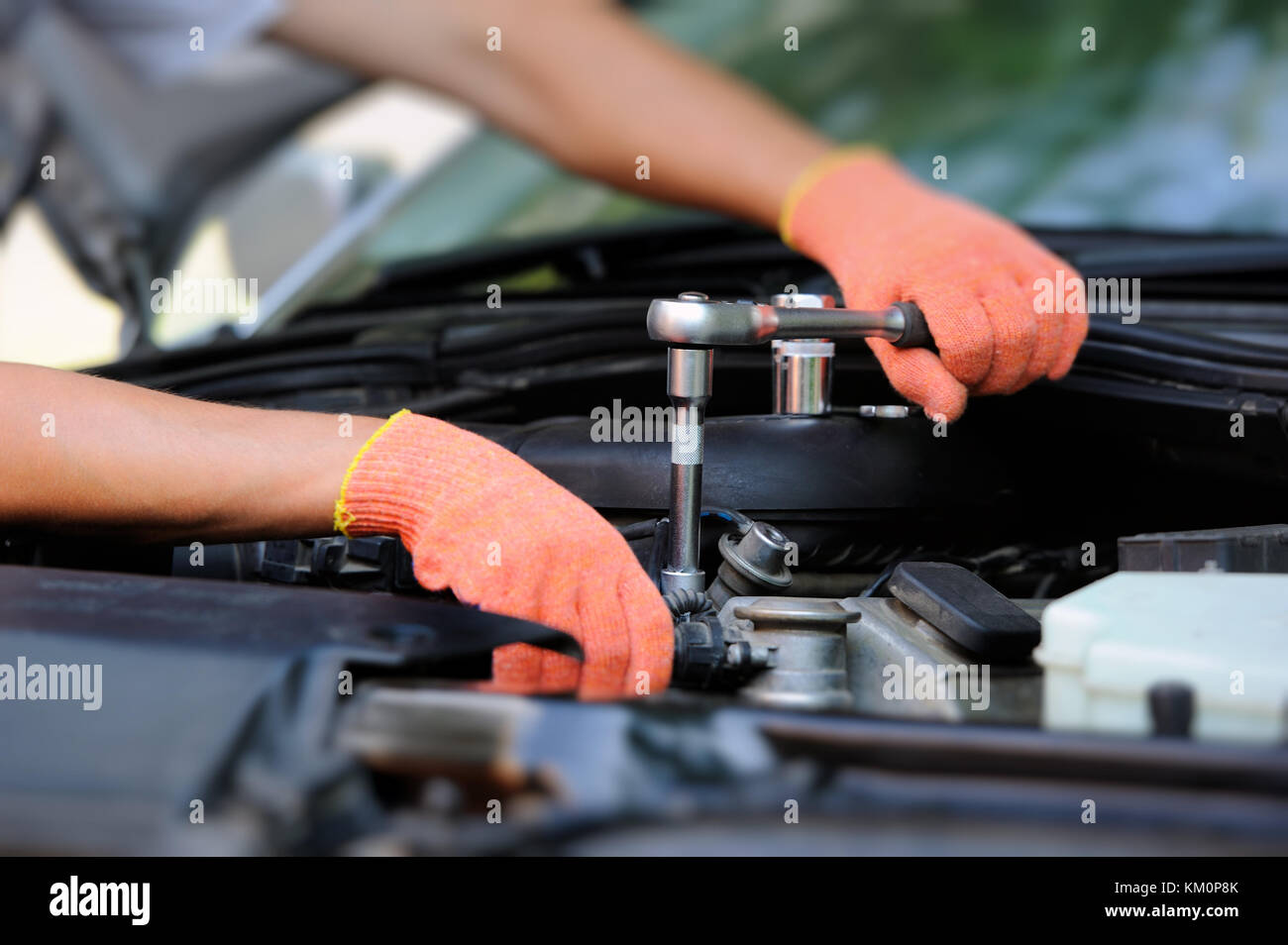 Manos de mecánico de automóviles en servicio de reparación automática Foto de stock