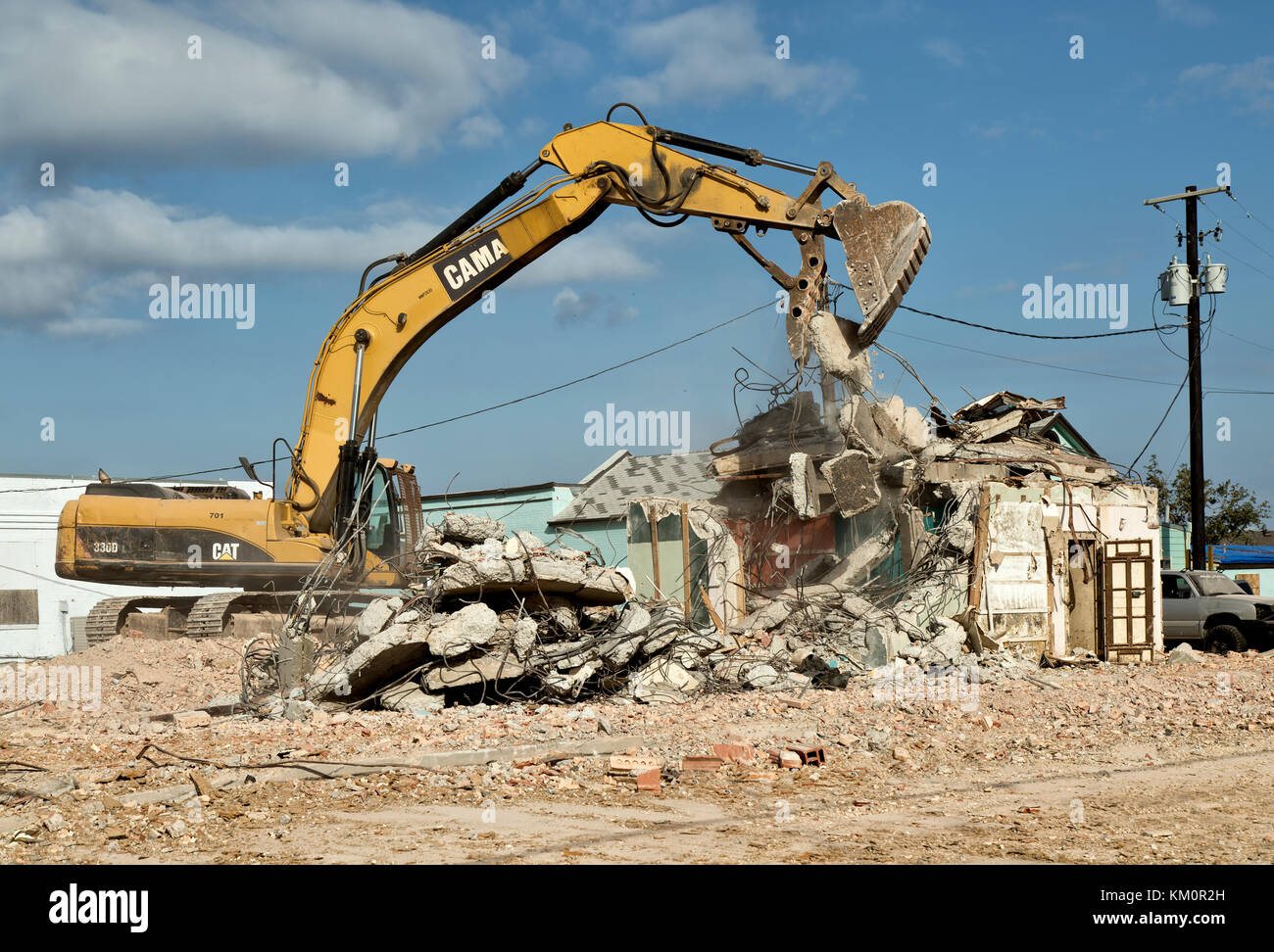 Excavadora hidráulica Caterpillar 330dl, pluma oscilante, limpieza de estructura antigua destruida como resultado del huracán Harvey 2017. Foto de stock
