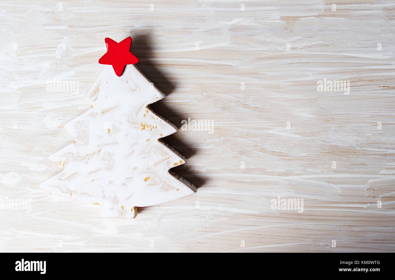 Árbol de Navidad sobre un fondo de madera en miniatura con espacio de copia Foto de stock
