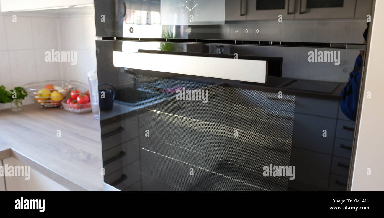 Horno de vapor con fogón y frente de vidrio en la cocina Fotografía de  stock - Alamy