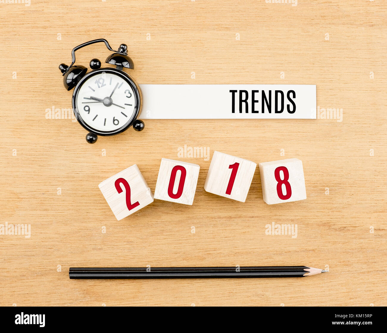 Vista superior de las tendencias 2018 con reloj y cubo en tabla de madera Foto de stock