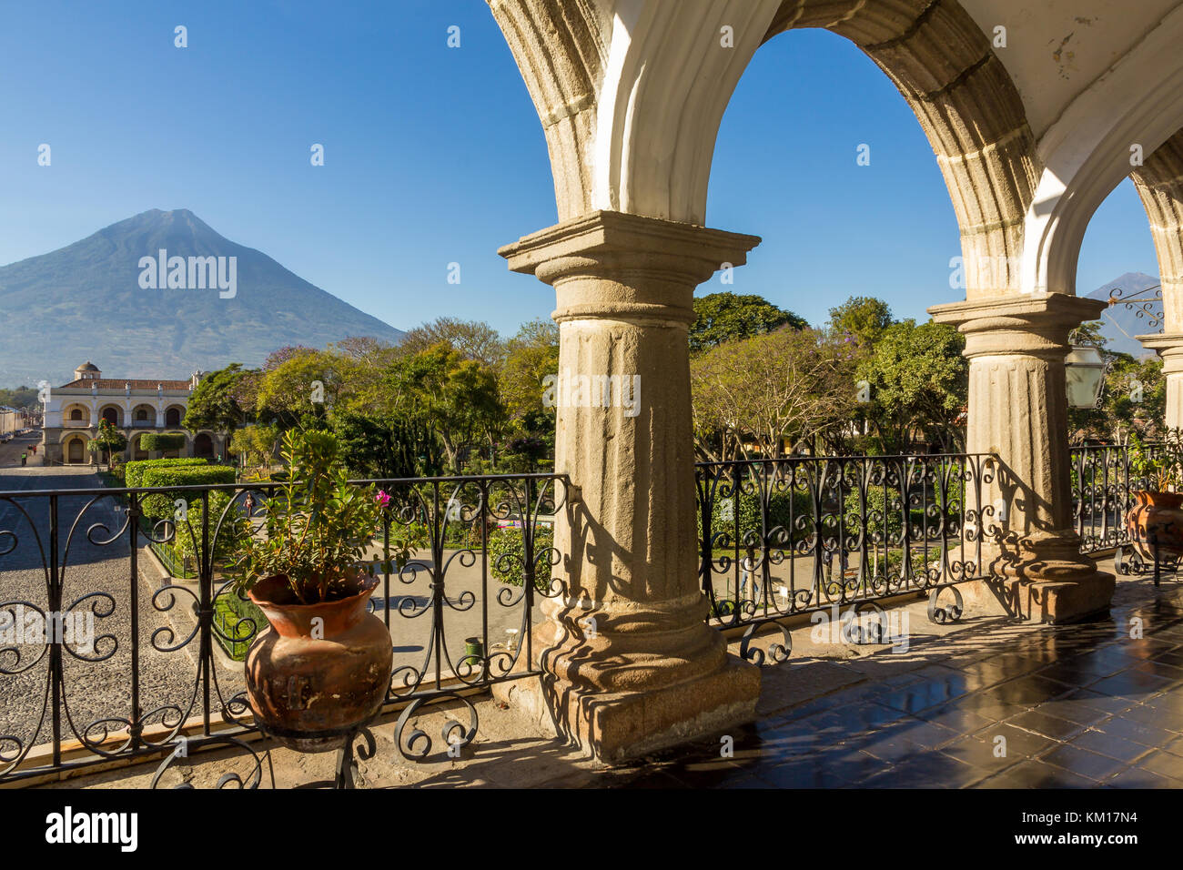 Vista desde el ayuntamiento sobre la plaza principal y el volcán agua | Antigua | Guatemala Foto de stock