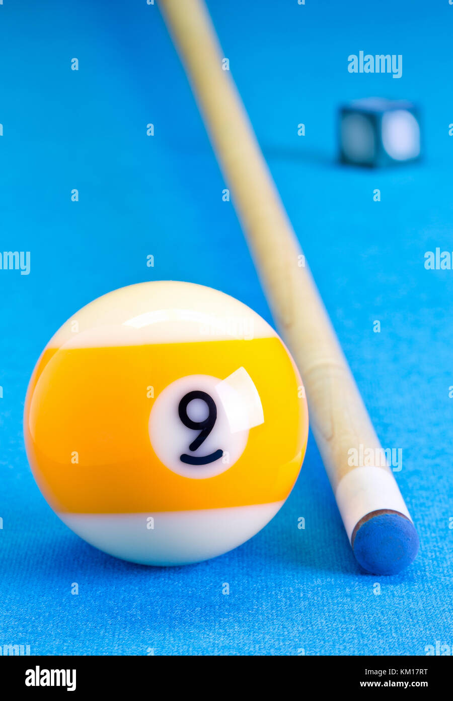 Billar juego de billar Bola 9 con tiza y cue en mesa de billar con tela  azul Fotografía de stock - Alamy