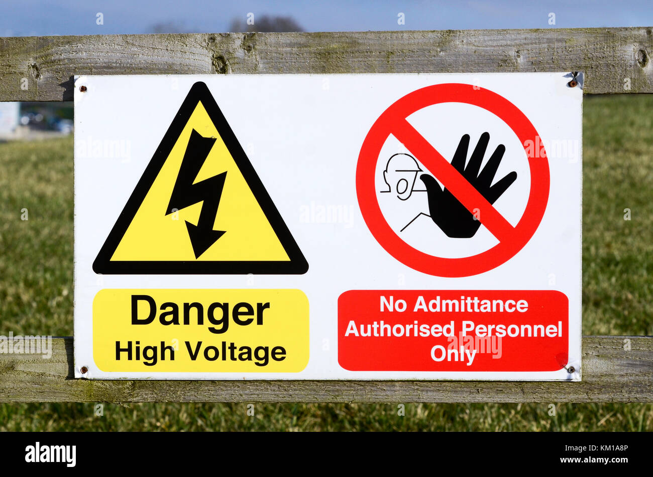 Peligro Alta Tensión ningún signo de admisión en el campo cerca de la valla de la subestación eléctrica, West Midlands, Reino Unido. Foto de stock