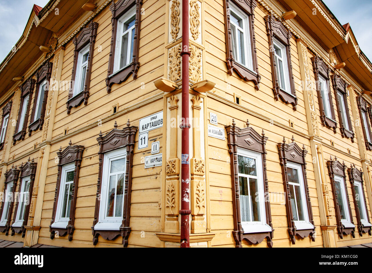 Casa tradicional rusa en Tomsk Foto de stock