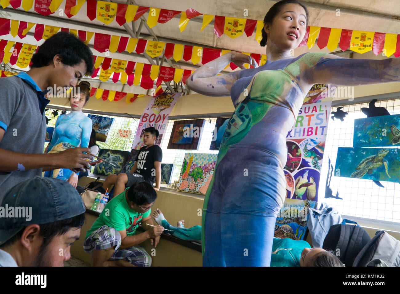 Participantes de pintura corporal en el Festival de Pawikan 2017, Morong, Bataan, Filipinas Foto de stock