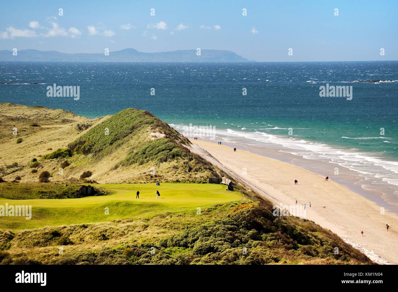 El Club de Golf Royal Portrush, Irlanda del Norte, Reino Unido. El 5º orificio del Dunluce Links championship course por encima de la playa de rocas blancas Foto de stock
