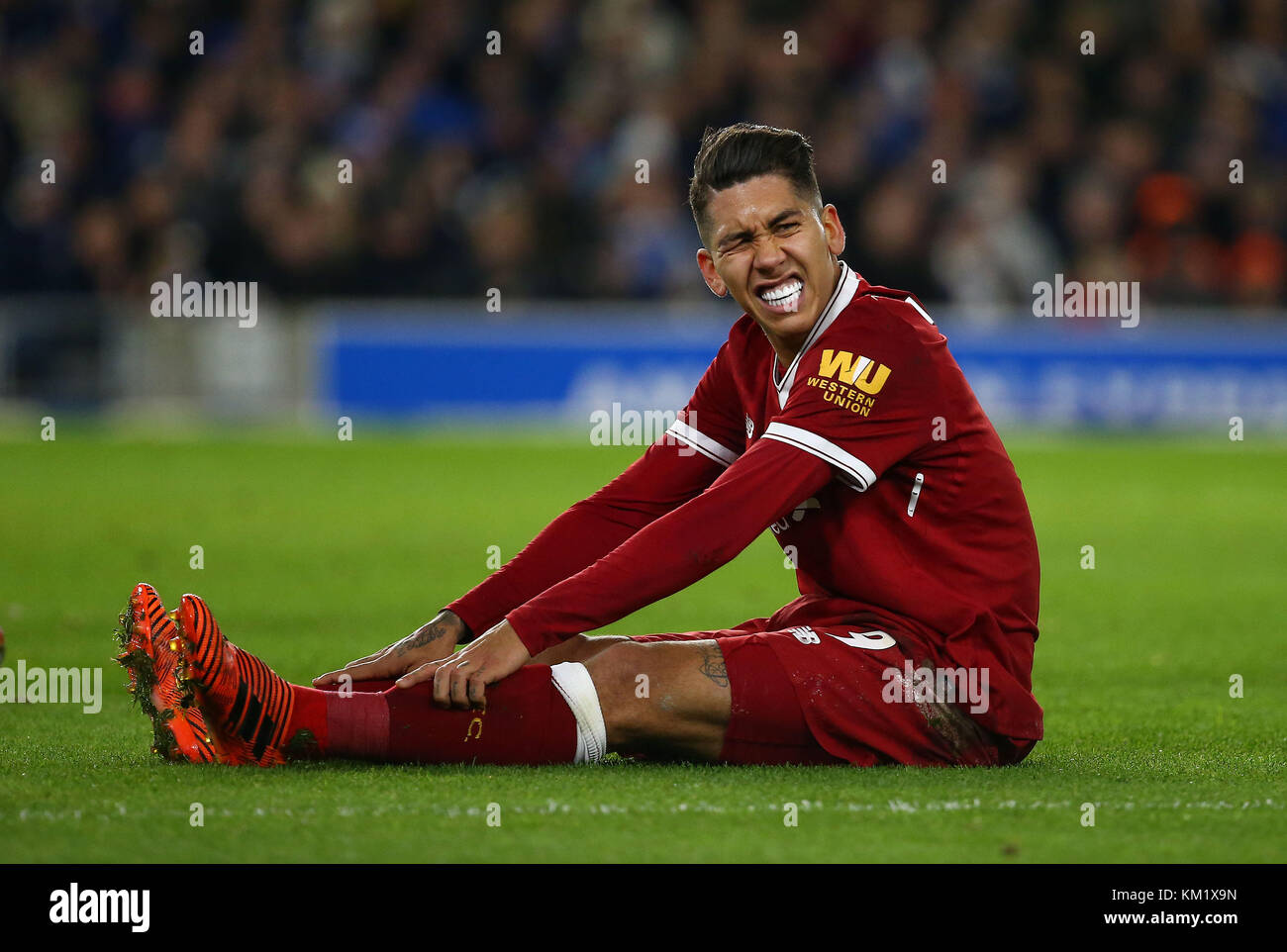 Roberto Firmino de Liverpool muecas de dolor durante el partido de Liga Premier entre Brighton y Hove Albion y Liverpool en el estadio de la comunidad de American Express en Brighton y Hove. 02 de diciembre de 2017 *** *** Sólo para uso editorial de la FA Premier League y la Liga de Fútbol y las imágenes están sujetas a licencia, véase www.football-dataco.com DataCo Foto de stock