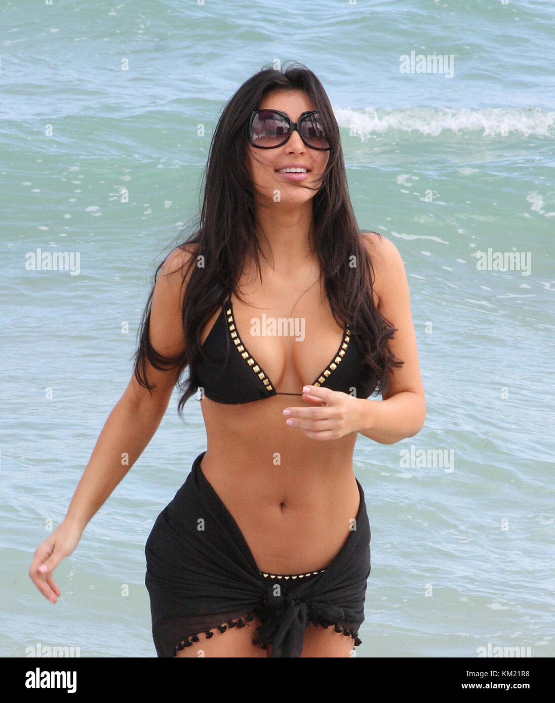 Smg FL1 Kim Kardashian black bikini 111408 04 Miami Beach, FL - 14 de  noviembre: la actriz Kim Kardashian, hermana kourtney kardashian y amigo de  la actriz kristin cavallari dieron para nadar