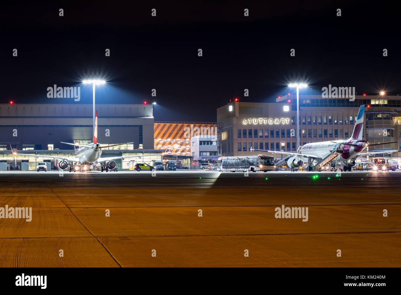 Aeropuerto de Stuttgart en la noche Foto de stock