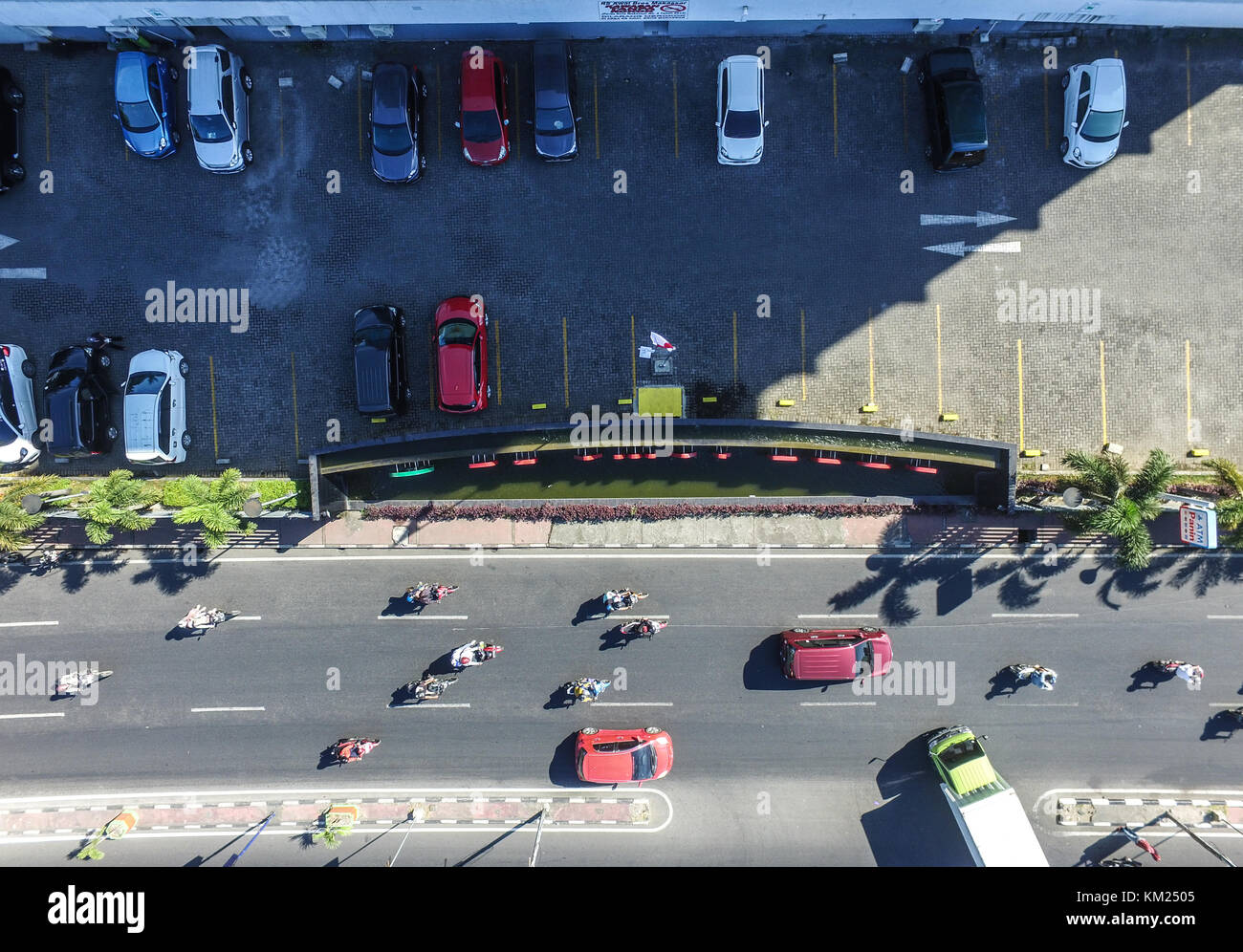 El tráfico y el estacionamiento en la ciudad de Makassar, Sulawesi del Sur Foto de stock