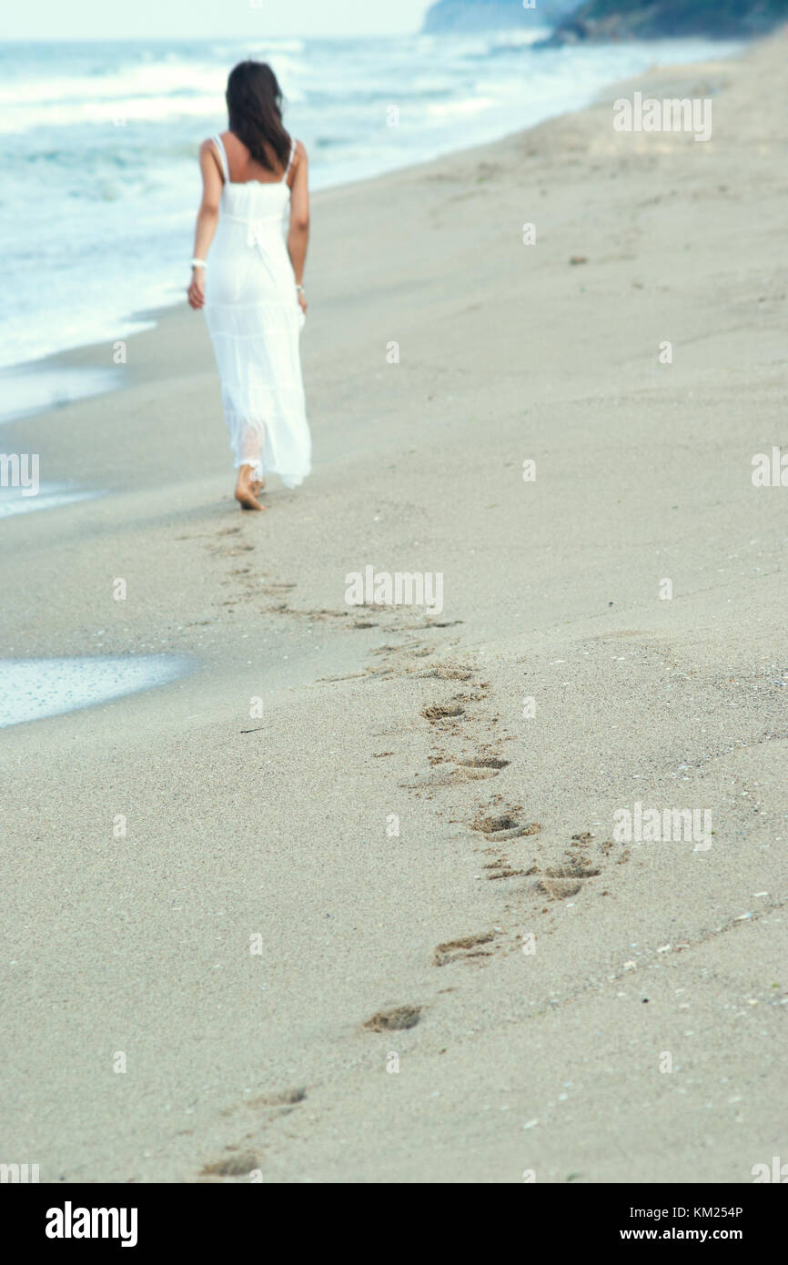 Mujer En El Vestido Blanco Cerca De La Playa Foto de archivo - Imagen de  arena, exterior: 33540606